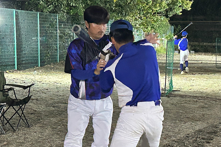 東山クラブの藤川豊秀総監督（左）【写真：間淳】