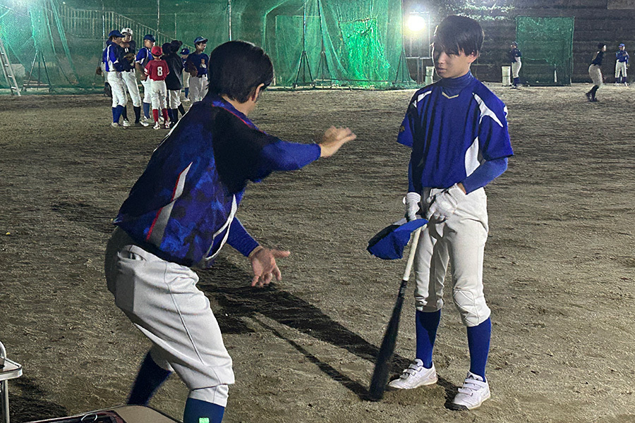 選手を指導する藤川総監督【写真：間淳】