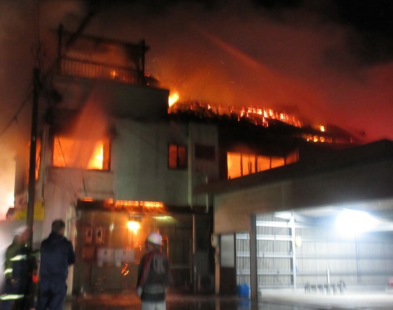 燃える建物＝倉敷市児島田の口、11日午後9時