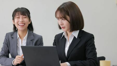 新入社員はいじってあげたほうがいい、と考えている上司もいるかもしれませんが、もし相手が不快な思いをしていたらどうでしょうか（写真:Lukas / PIXTA）