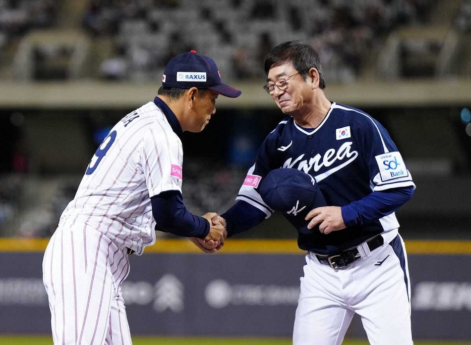 14日の日本－韓国戦で試合前に握手する井端監督（左）と柳仲逸監督