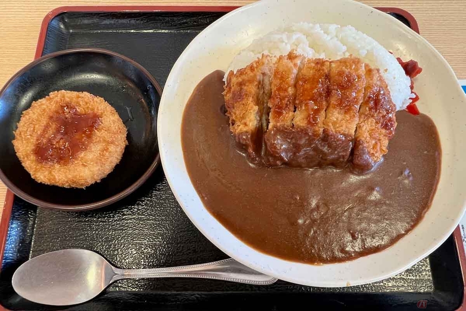 東名高速「港北PA」（上り）でいただく「港北カツカレー」（1050円）と「はまぽーくメンチカツ」（300円）。まるでカツ祭りの様相に