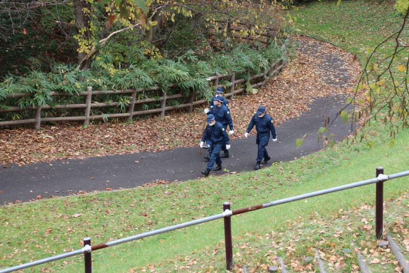 男子大学生が倒れていた公園の遊歩道を調べる道警の捜査員＝江別市文京台南町で2024年10月27日午前10時21分、後藤佳怜撮影