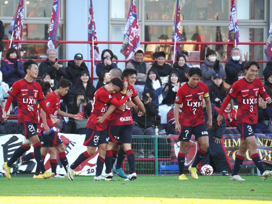 鹿島アントラーズユースは吉田湊海(40番)が試合終盤に決勝点を挙げて劇的勝利!(Masashi TSUCHIYA)