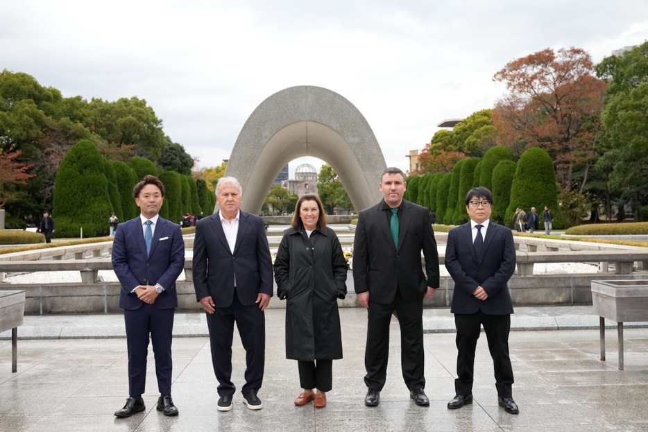 ジーコ氏は広島の平和記念公園を訪れた（写真◎ZAGH制作委員会提供）