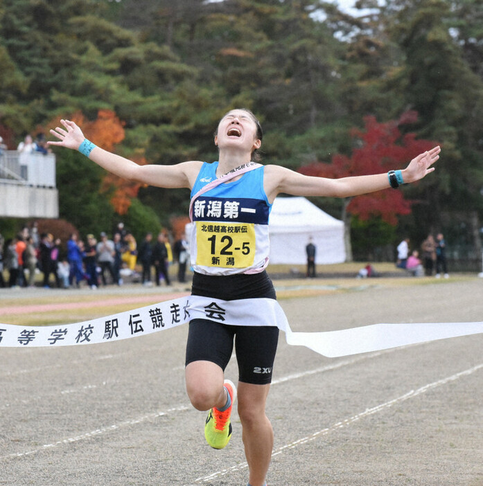 都大路を決めるフィニッシュテープを切る新潟第一の細貝唯莉選手＝長野県大町市の市運動公園陸上競技場で2024年11月17日午後0時15分、鈴木英世撮影