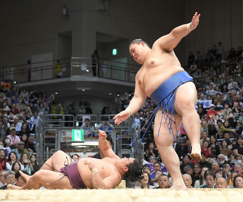 　平戸海（左）を突き落としで下し初日を白星で飾った大の里（撮影・佐藤厚）