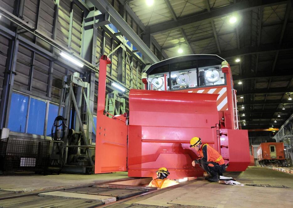 ラッセル車を点検する保線係員＝28日午前、ＪＲ豊岡駅