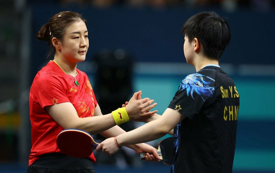 パリ五輪卓球女子シングルス決勝で優勝し、孫穎莎(右)と握手する陳夢（ロイター）