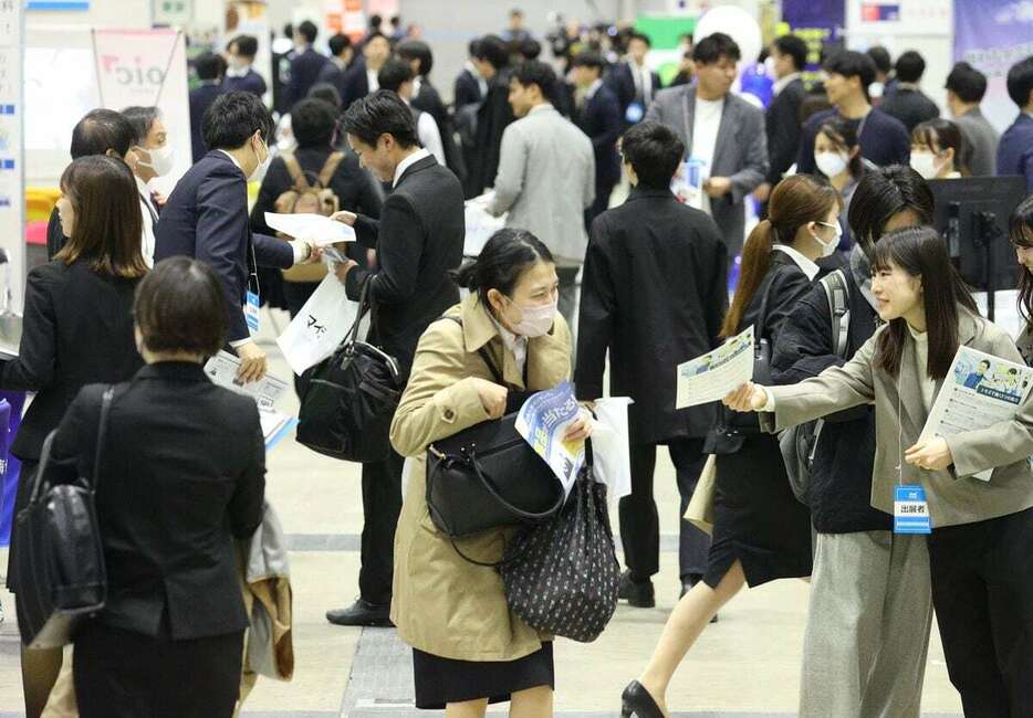 会社説明会に集まった学生＝3月、横浜市西区（岩崎叶汰撮影）