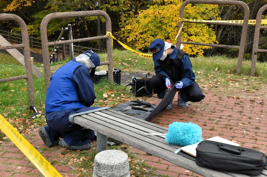 長谷知哉さんが暴行を受け倒れていた公園の現場付近を調べる捜査員ら＝10月26日、江別市