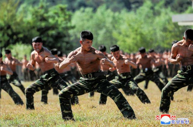 2024年10月2日、西部地区の北朝鮮軍特殊作戦部隊の訓練基地で行われた訓練。朝鮮中央通信が伝えた=朝鮮通信