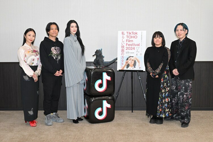 TikTok TOHO Film Festival 2024の審査員。左からMEGUMI、萩原健太郎、三吉彩花、岡村和佳菜、しんのすけ