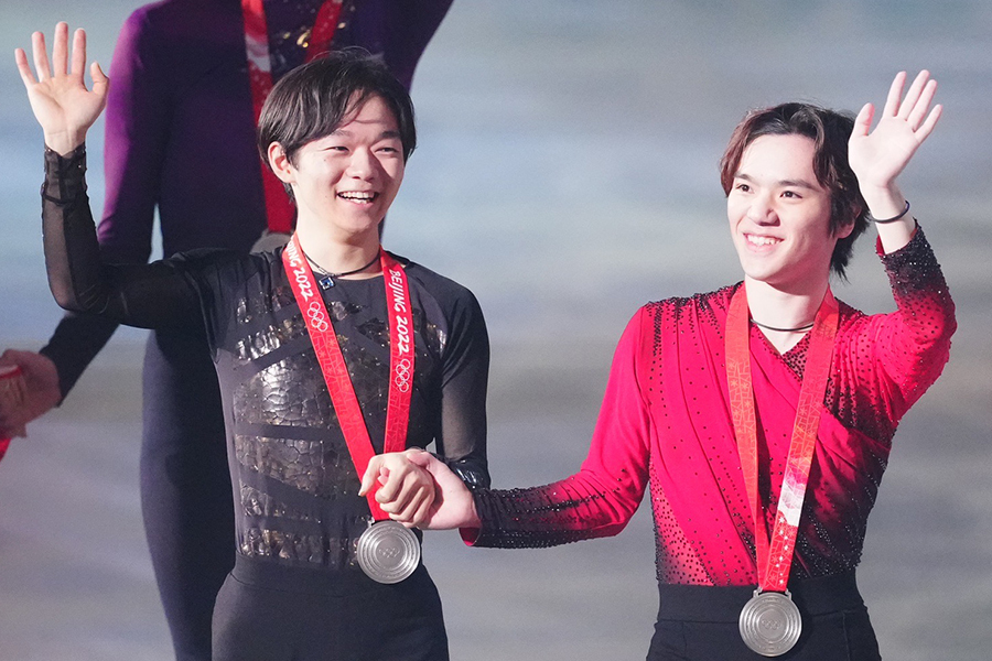 銀メダルのお披露目、手を繋いで観客に手を振る宇野昌磨（右）と鍵山優真【写真：荒川祐史】