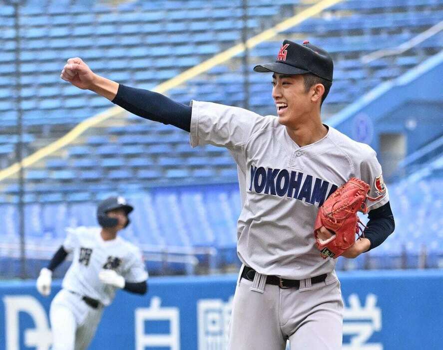 明徳打線を完封した横浜・織田翔希＝神宮球場（撮影・田村亮介）