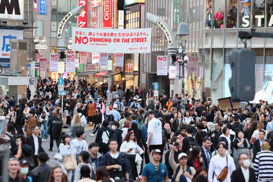 混雑する渋谷スクランブル交差点周辺＝１０月３１日、東京都渋谷区