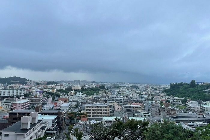 朝から雨雲に覆われた沖縄本島南部の空＝9日午前、豊見城市内より撮影