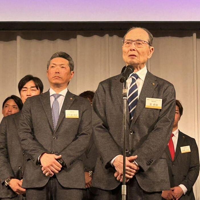 スポンサーパーティーであいさつする王球団会長（中央）（球団提供）