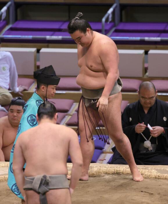 寛隆（手前）に寄り切りで敗れ、４敗目となった朝阪神（撮影・坂部計介）