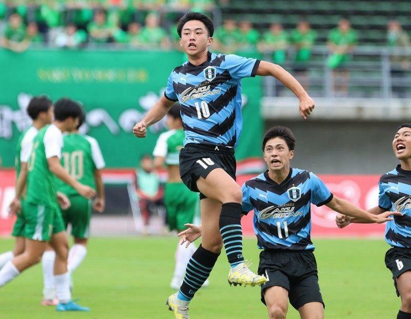 後半10分、学芸館のFW太田修次郎（中央）が右足でボレーを決め、1―1とする＝シティライトスタジアム