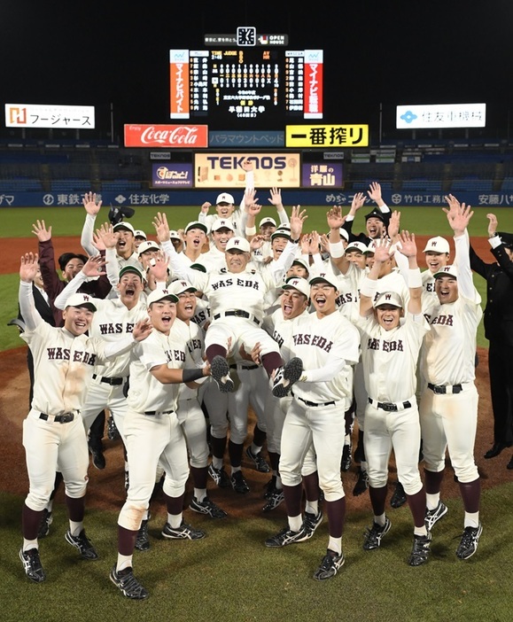 早大は東京六大学リーグで春秋連覇。神宮の杜を舞った小宮山監督にとって、徳武氏は特別な存在。強い思いを心に秘めて、11月20日に開幕する明治神宮大会へと向かう[写真=矢野寿明]