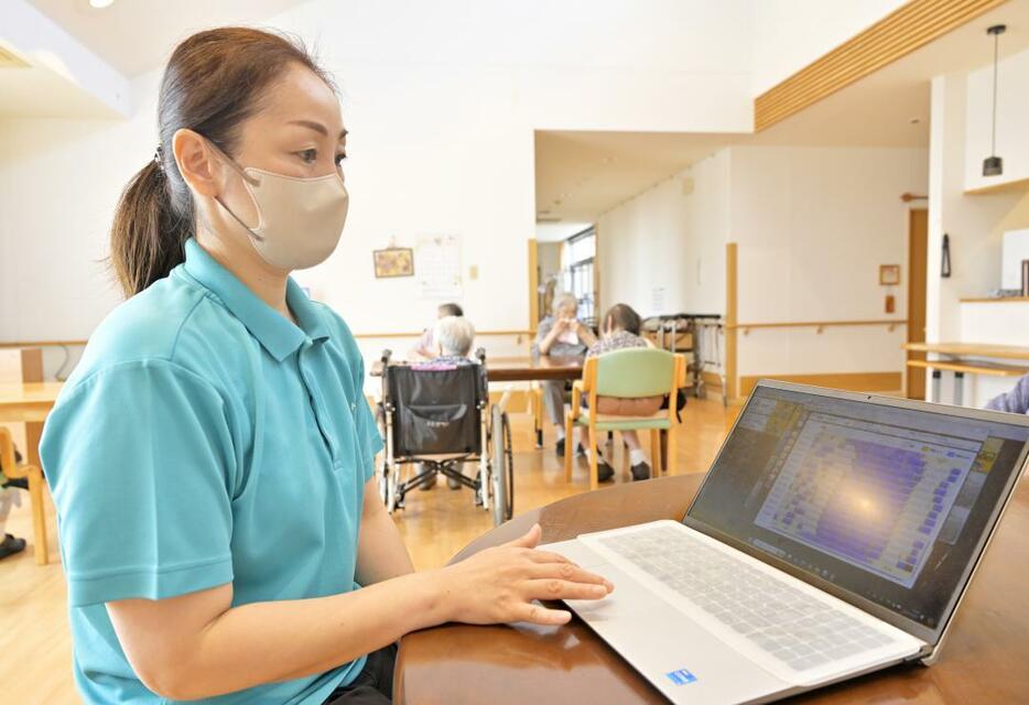 パソコンで利用者の睡眠状態を確認する佐藤里美さん=水戸市酒門町