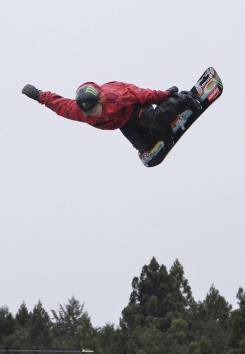 練習を公開したスノーボード男子の長谷川帝勝＝22日、富山県立山町