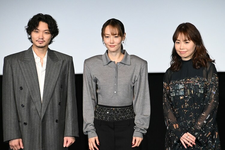 「ウーマン・イン・モーション」の様子。左から磯村勇斗、菊地凛子、岡野真紀子