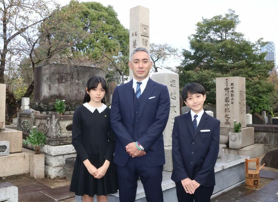 襲名披露を終えて先祖代々の墓前で報告した（左から）市川ぼたん、市川團十郎、市川新之助（カメラ・有野　博幸）