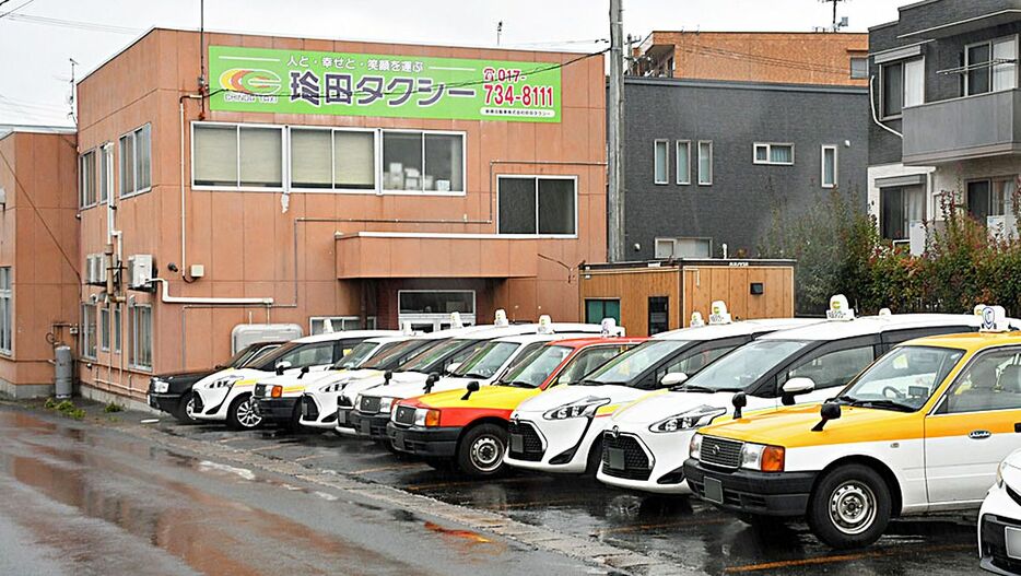 破産開始決定を受けた珍田タクシーの本社＝11日午前10時ごろ、青森市桂木4丁目