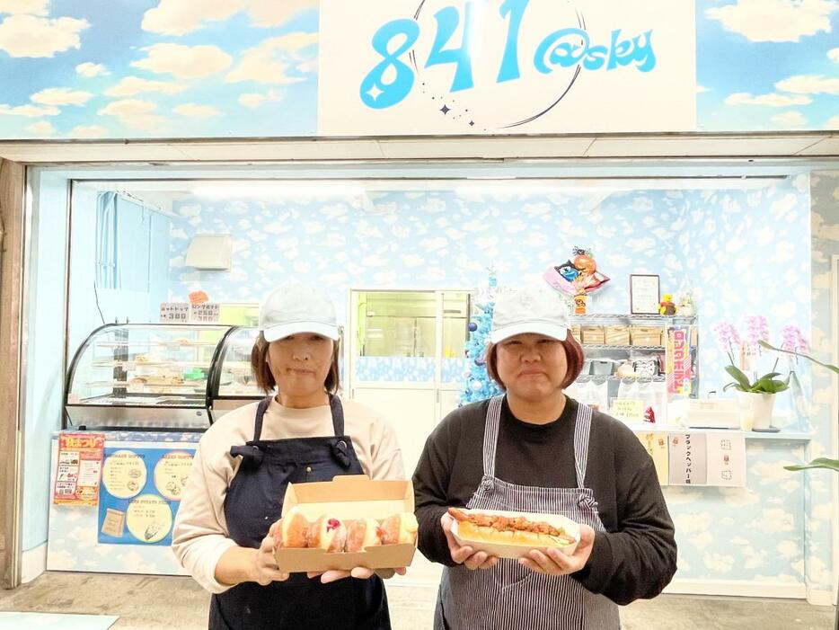 店舗前に立つスタッフの伊達さんと太田さん