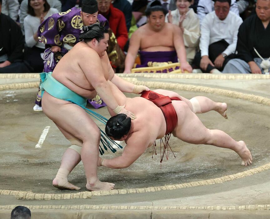 琴桜（左）が上手投げで隆の勝を下す　（カメラ・豊田　秀一）