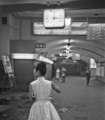 東京の街を歩く女性(1962年)〔PHOTO〕Gettyimages