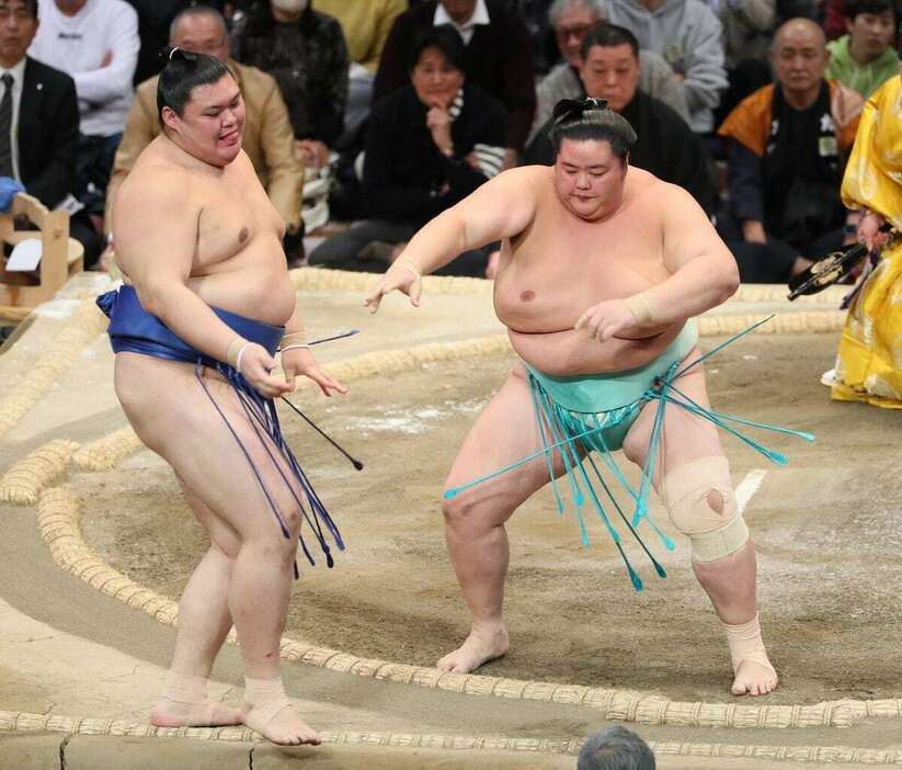 琴桜（右）が上手投げで大の里を下す　＝福岡国際センター（渋井君夫撮影）