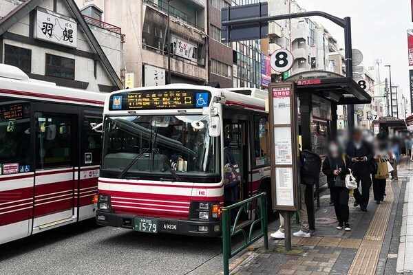 吉祥寺駅のバス停で出発を待つ小田急バスの「吉14」調布駅北口行き（乗りものニュース編集部撮影）。