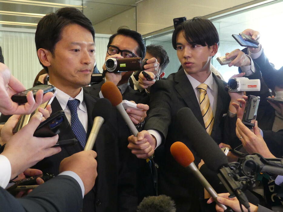 全国知事会議出席後、報道陣の取材に応じる兵庫県の斎藤元彦知事（撮影・中山知子）