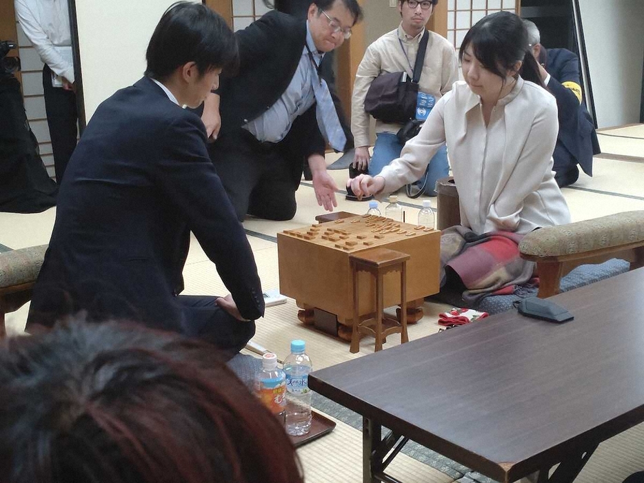 棋士編入試験第3局で上野裕寿四段（左）に敗れた西山朋佳女流3冠