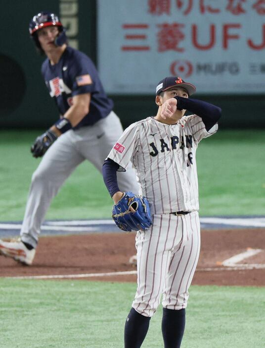 五回、コルビー・トーマス（奥）に本塁打を浴びる侍ジャパン・隅田知一郎＝東京ドーム（撮影・佐藤徳昭）