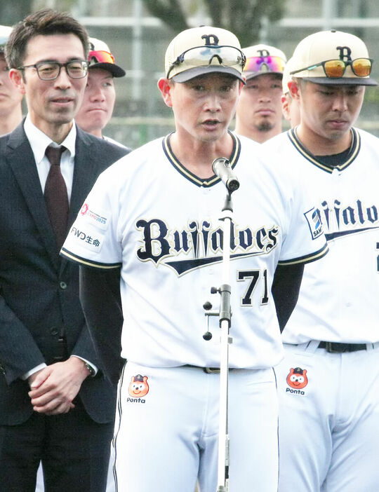 高知キャンプ初日。歓迎セレモニーであいさつする岸田監督（カメラ・長田 　亨）