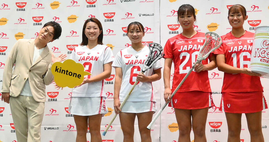 右からラクロス女子日本代表の田村、小林、河合、青山とおばたのお兄さん（撮影・飯岡大暉）