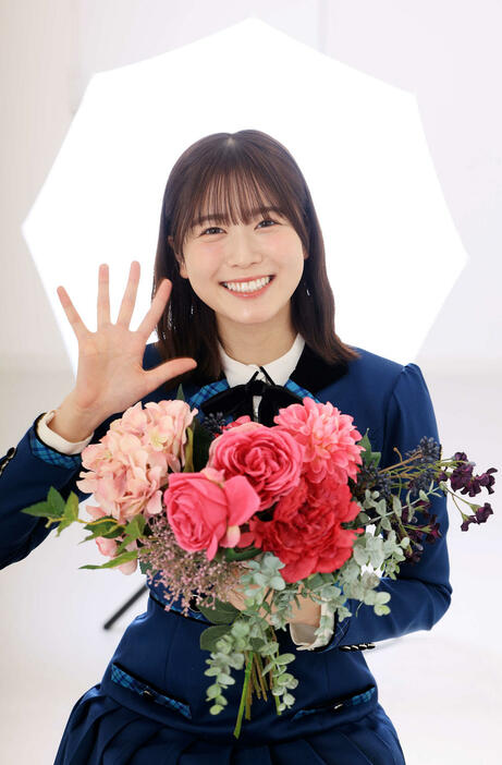 卒業を控えた日向坂46の丹生明里は、花束を手に優しい笑顔で手を振る（撮影・浅見桂子）