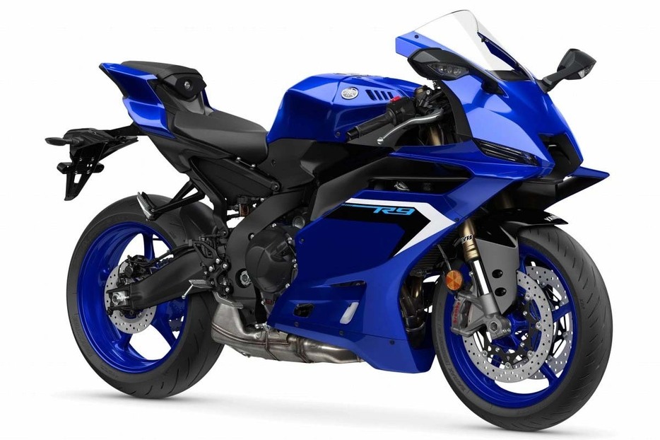 欧州と米国で発表されたYZF-R9（欧州名はR9）。専用フレームに、119PSを発生するMT-09譲りの890cc水冷3気筒CP3を搭載する。欧州仕様の車体色は2色で、写真はアイコンブルー。