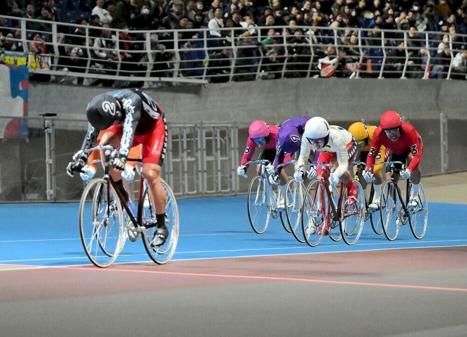 競輪祭決勝で勝利のゴールを通過する脇本雄太