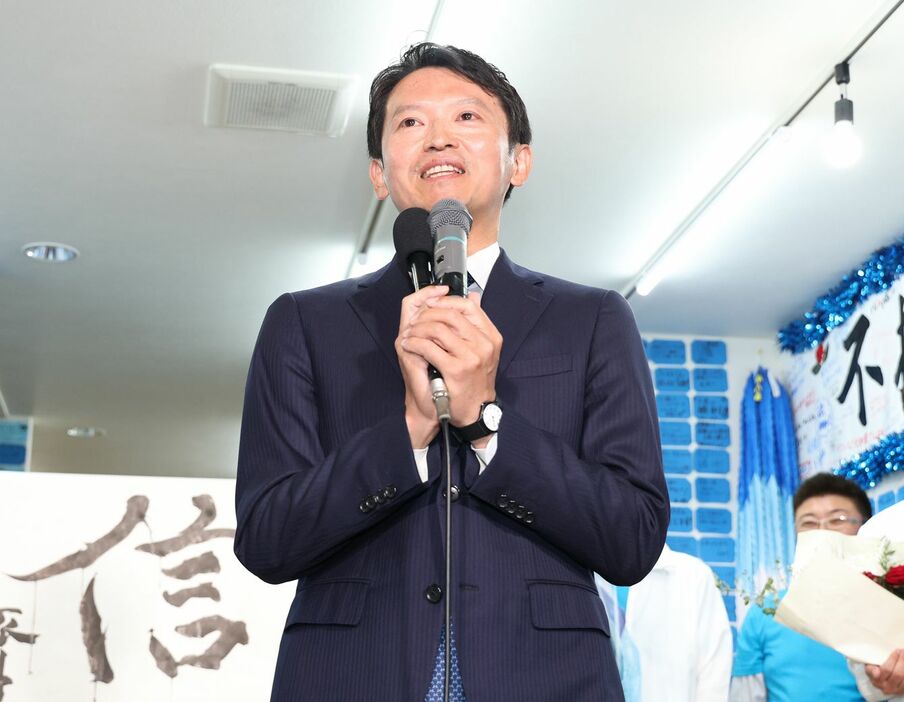 兵庫県知事選を受け、あいさつする斎藤元彦氏＝2024年11月17日夜、神戸市中央区 - 写真＝時事通信フォト