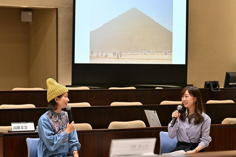 詩歩さん（左）と高橋茉奈さんが「絶景から考えるSDGs」というテーマでトークセッション（撮影・蔦野裕）