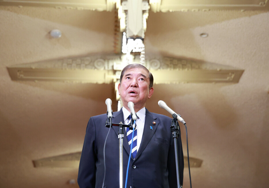 記者団の取材に応じる石破茂首相＝１０日午後、首相公邸