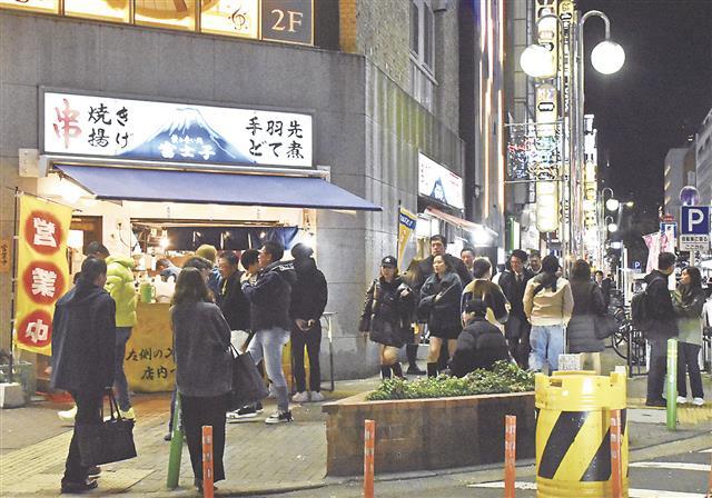 師走はネオン街のにぎわいが高まりそうだ（写真は名古屋市内）