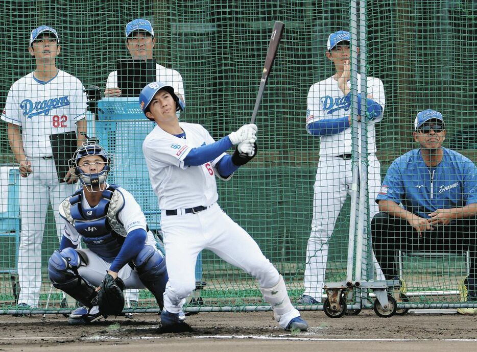 井上監督（右端）が見る中、シート打撃で梅野から本塁打を放つ福永