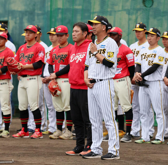 高知ファイティングドッグスとの野球教室であいさつする藤川監督（撮影・加藤哉）