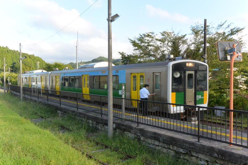 上総亀山駅に停車する久留里線の列車＝君津市